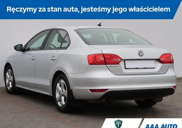 Volkswagen Jetta cena 33000 przebieg: 124570, rok produkcji 2012 z Sztum małe 121